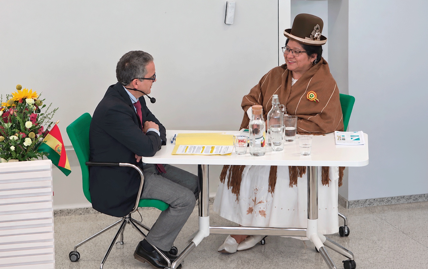 De pollera y en honor a sus padres, científica de la UMSA logra doctorado en Suecia con investigación para proteger el café boliviano